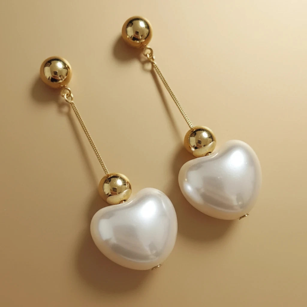 Boucles d’Oreilles Haut de Gamme “Cœur de Perle” Tombantes – Finition Dorée Tendance