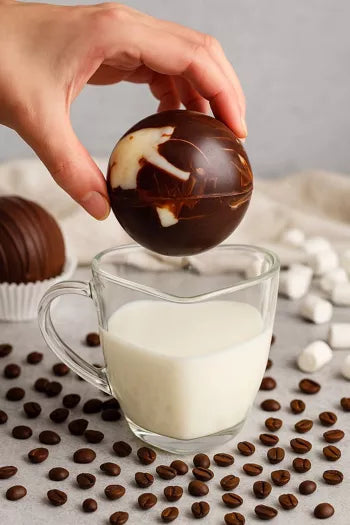 Bombe de chocolat chaud garnie de guimauves – Saveur Moka