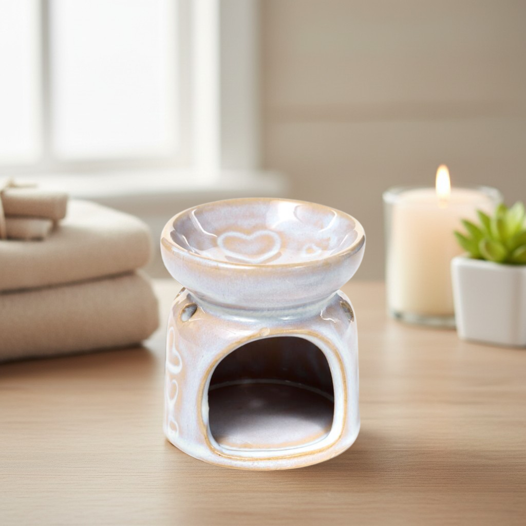 Petit brûleur à huile en céramique avec motifs coeurs