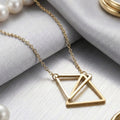 Collier avec Pendentif Doré en Acier inoxydable de haute qualité – Double Triangle