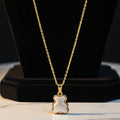 Collier Pendentif “Ourson Chic” Doré en Nacre Blanc💎Acier Inoxydable de Haute Qualité