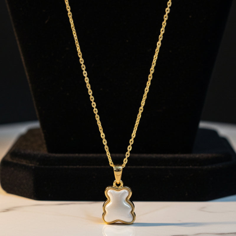 Collier Pendentif “Ourson Chic” Doré en Nacre Blanc💎Acier Inoxydable de Haute Qualité