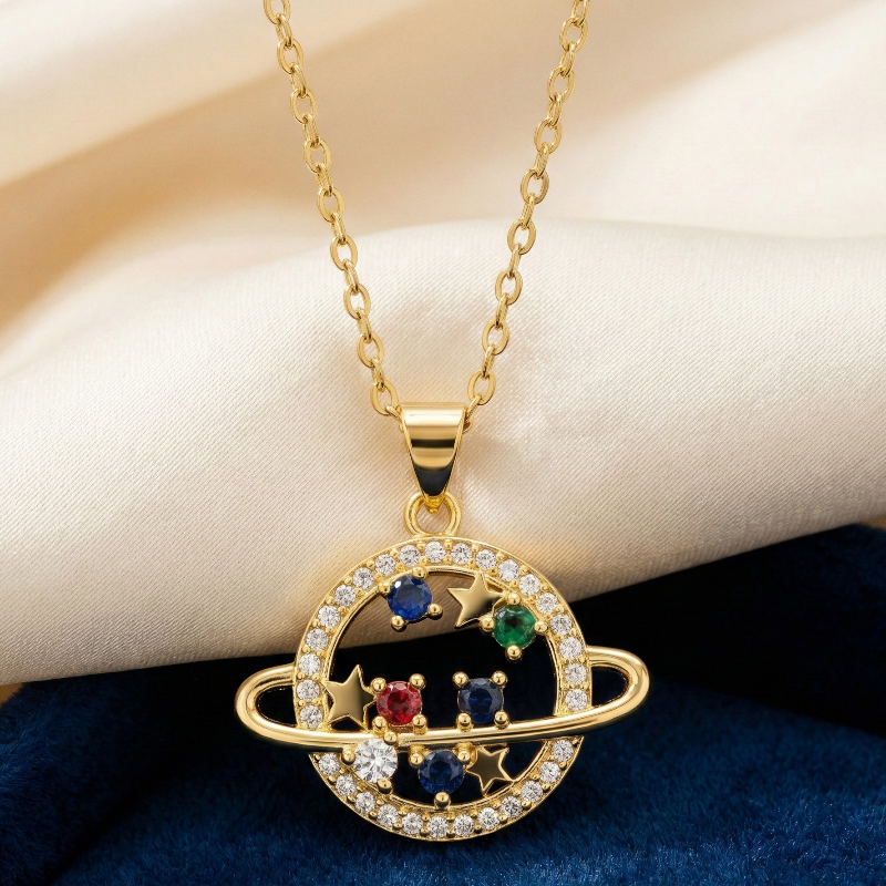 Collier avec Pendentif Doré en Acier inoxydable de haute qualité – Terre & Strass Colorés